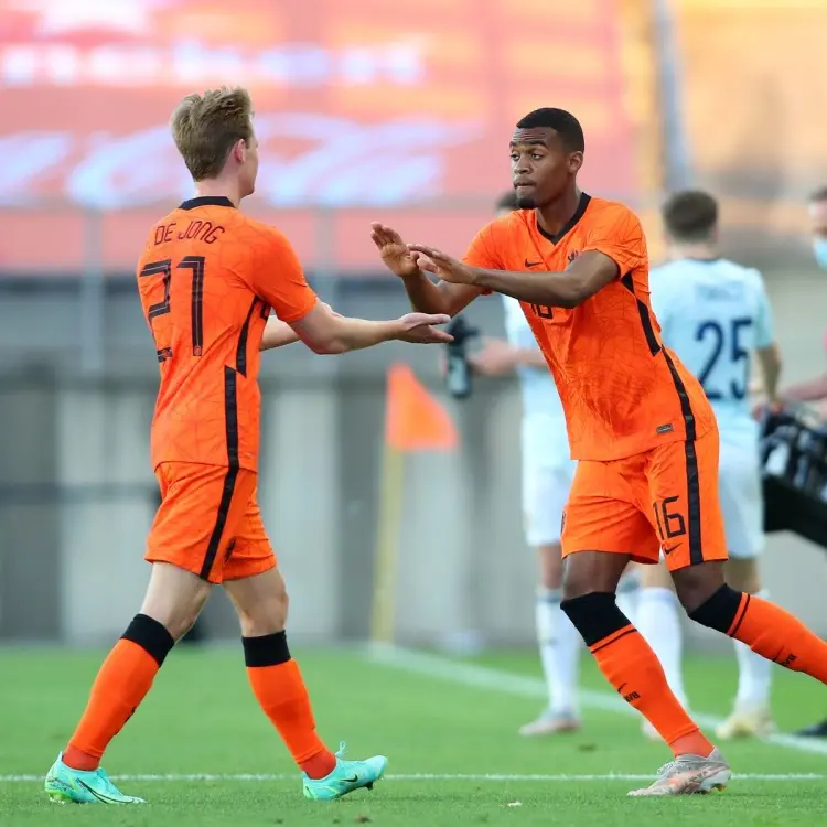 荷甲国际比赛日走向成谜，多特蒙德队长鼓劲，赛场秩序良好，更衣室氛围转暖的简单介绍